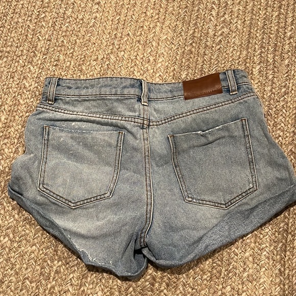 ❤️2 for $20❤️ billabong, high waisted rolled up light Jean shorts - Picture 3 of 3